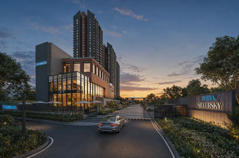 Purva Silversky: Arrival gate and clubhouse